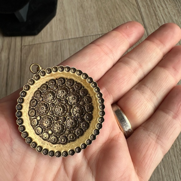 Vintage Stamped Metal Pendant with intricate Daisy design - Picture 6 of 7